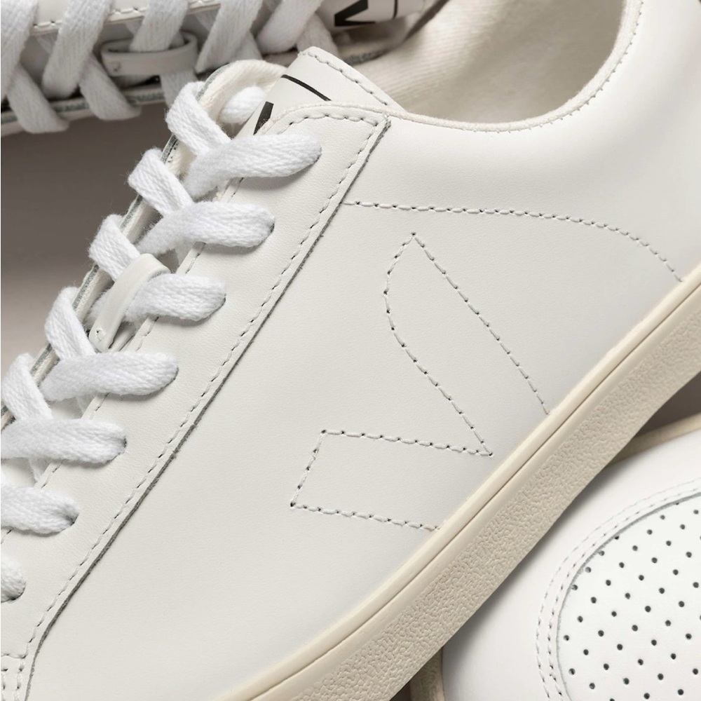 Veja Women’s Esplar Leather Sneaker, White size 7 US